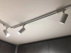 Štvornásobný krížový konektor pre 3-fázové prípojnice biely