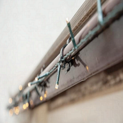 Univerzálny úchyt na odkvap pre vianočné osvetlenie