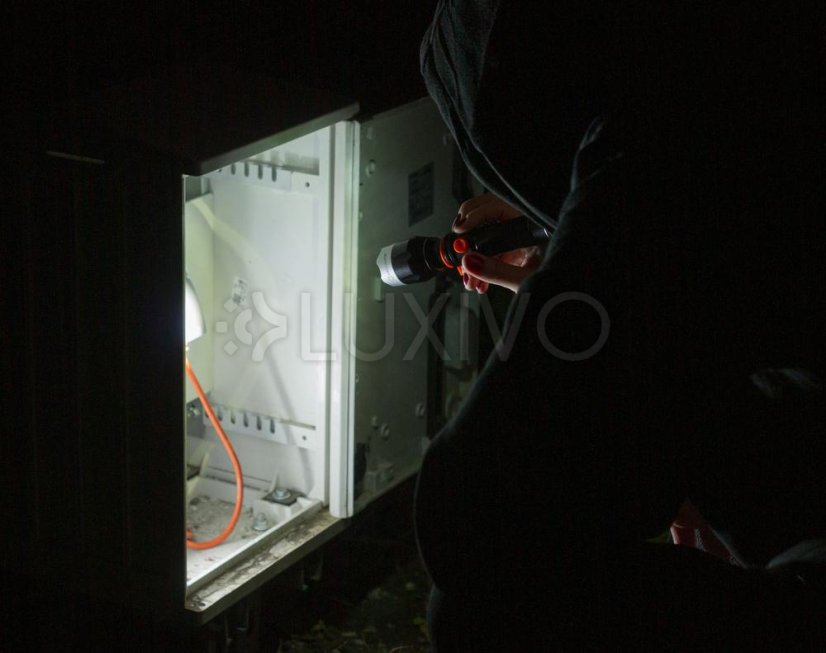 LED taktické pátracie svetlo Ručné dobíjateľné 3,2W 300lm 6500K Studená čierna baterka Ledvance