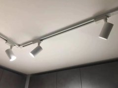Štvornásobný krížový konektor pre 3-fázové prípojnice biely